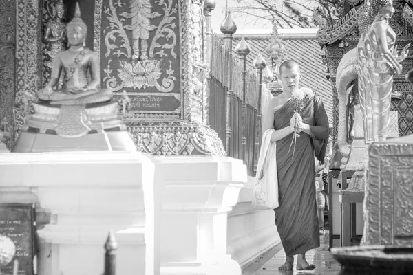 Monje rendir homenaje alrededor de Wat Phra Que Doi Suthep — Foto de Stock