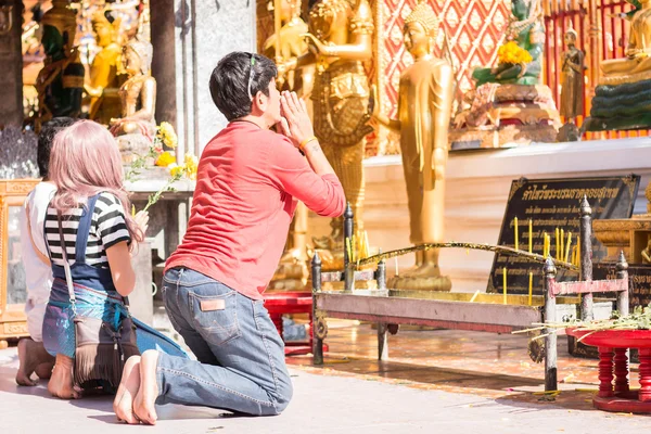 Turista chinês rezar por felicidade e saúde infinitas — Fotografia de Stock
