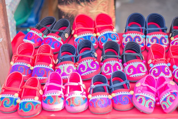 Hmong handgefertigte Kinderschuhe des Bergstammes — Stockfoto