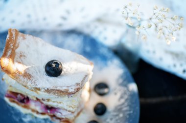 Tatlı kek pudra şekeri ve çilek mavi düz