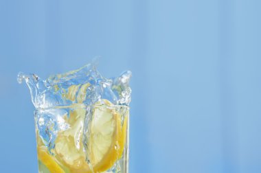 Doğal mavi ahşap artalanları camına limonlu taze soğuk su