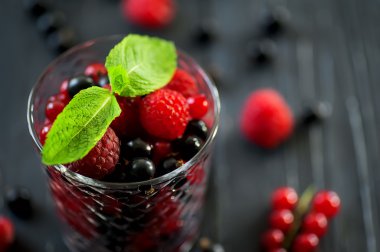 Cam rustik koyu ahşap arka plan üzerinde taze çilek karışımı