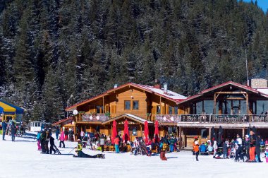 Bansko, Bulgaristan - 1 Ocak 2016: kayak merkezinde kayak yapanlar