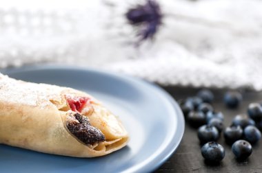 koyu ahşap backgro mavi düz çilek ile closeup gözleme