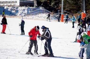 Bansko, Bulgaristan - 1 Ocak 2016: kayak merkezinde kayak yapanlar
