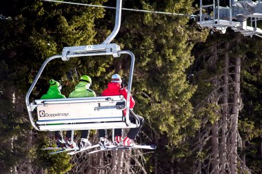 Bansko, Bulgaristan - 1 Ocak 2016: kayak merkezinde kayak yapanlar