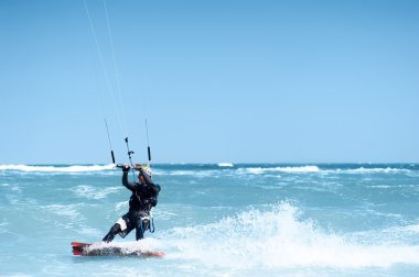genç adam berrak mavi suda kiting