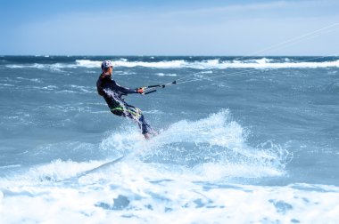 genç adam berrak mavi suda kiting 