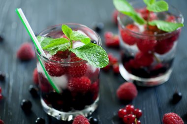 meyve coctaile ve renkli meyveleri doğal koyu ahşap masa