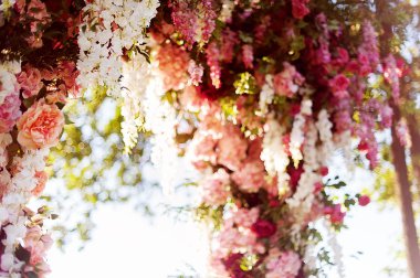 Çiçeklerle süslenmiş düğün kemeri