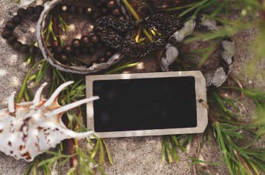 ahşap tahta güneşli kum plajındaki metin için yer ile. Vintage resim