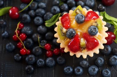 taze meyveleri ve nane rustik koyu ahşap arka plan üzerinde. antika arka plan