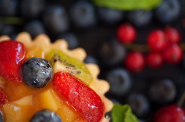 taze meyveleri ve nane rustik koyu ahşap arka plan üzerinde. antika arka plan