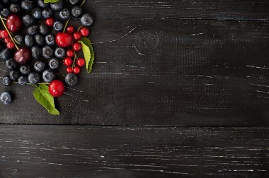 taze meyveleri ve nane rustik koyu ahşap arka plan üzerinde. antika arka plan