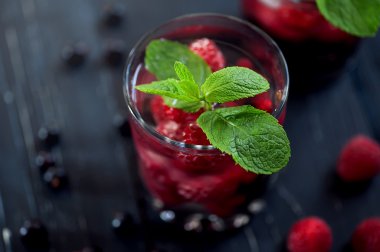 taze meyveleri ve nane rustik koyu ahşap arka plan üzerinde. antika arka plan