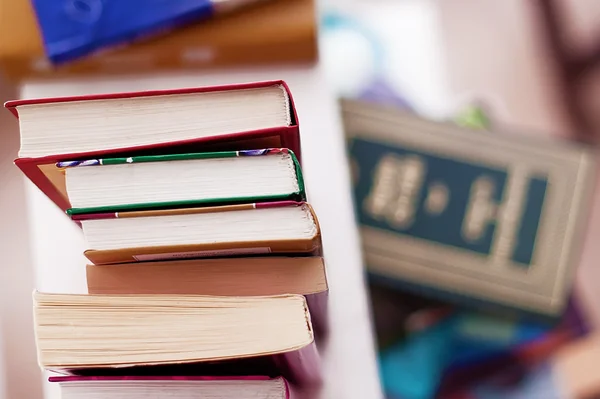 Ansicht Des Bücherregals Mit Bunten Büchern — Stockfoto