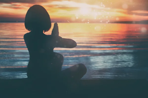 Silueta Mujer Contra Mar Atardecer — Foto de Stock