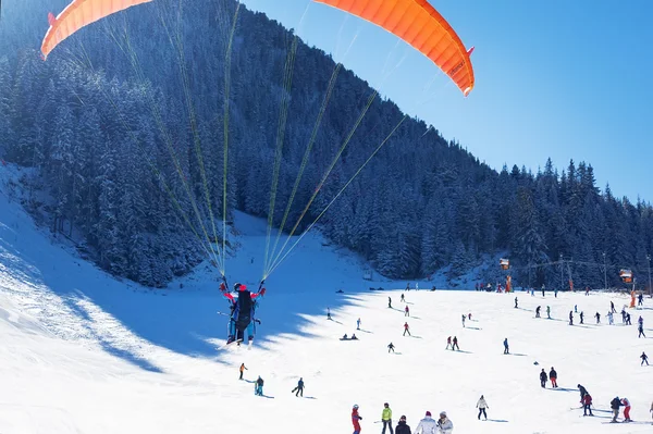 Bansko Bulgarien Januari 2016 Skidåkare Som Flyger Paraglider — Stockfoto