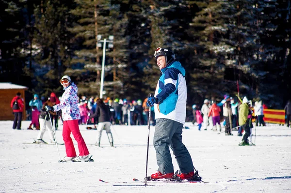 Bansko Bulgária Janeiro 2016 Pessoas Esquiando Estação Esqui — Fotografia de Stock