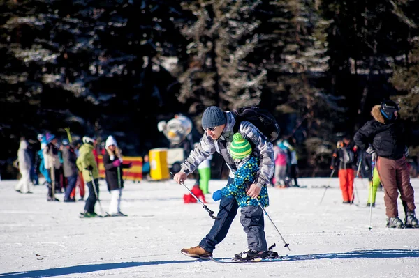 Bansko Bulgarien Januari 2016 Människor Skidåkning Skidort — Stockfoto