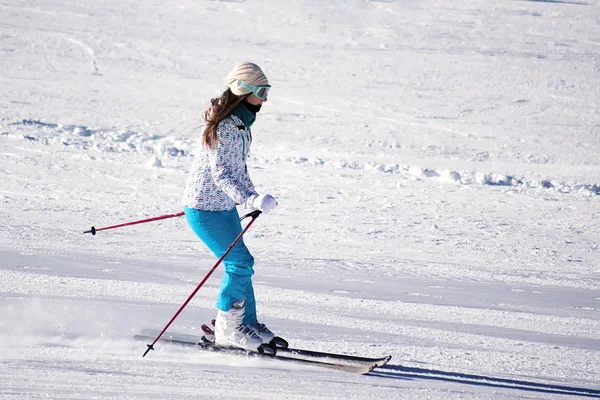 Bansko Bulgria Januari 2016 Kvinna Skidåkning Vid Skidort — Stockfoto