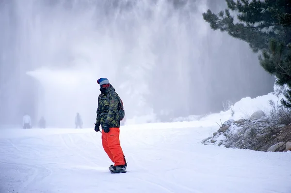 Bansko Bulgria Stycznia 2016 Snowboardzista Narciarstwo Nartach — Zdjęcie stockowe