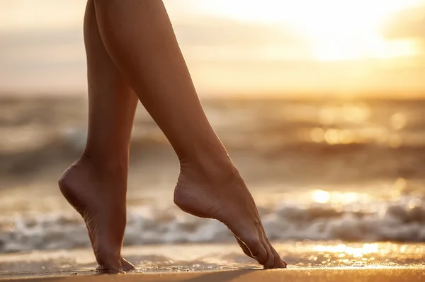Gambe Donna Sexy Sulla Spiaggia Sabbia Con Acqua Del Mare — Foto Stock