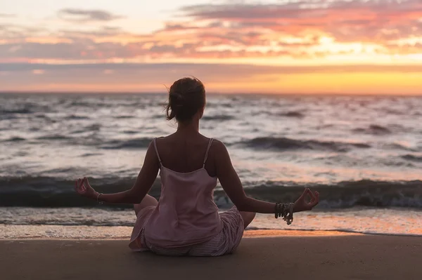 Ung Kvinna Utövar Yoga Ocean Sandiga Stranden Solnedgången — Stockfoto