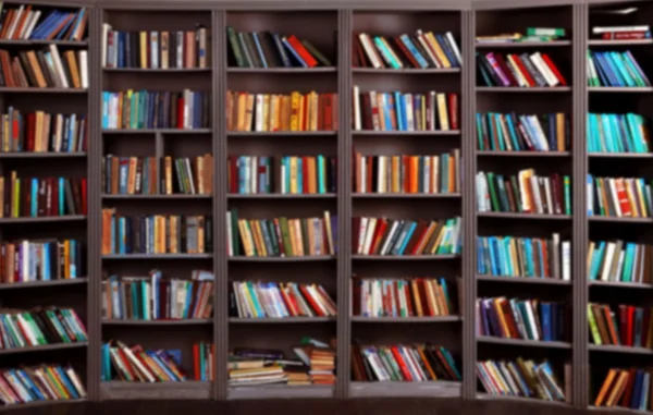 Verschwommener Hintergrund. Bücherregal in der öffentlichen Bibliothek — Stockfoto