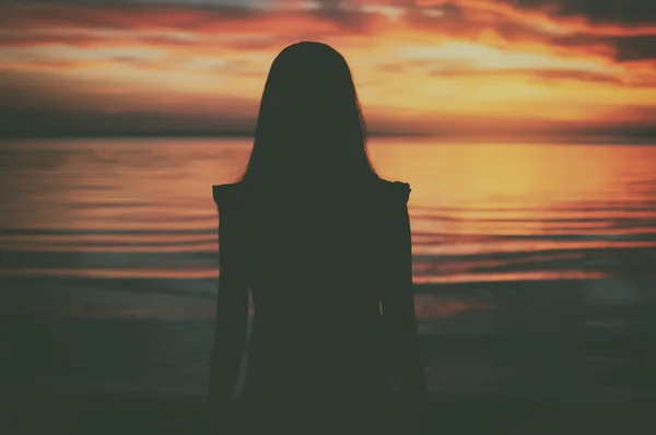 일몰 열 대 해변에서 아름 다운 젊은 여자의 실루엣. 자연 여름 배경 — 스톡 사진