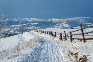 kırsal kış yol kar ile kaplı. doğal arka plan