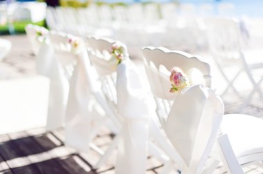 çiçeklerle süslenmiş düğün vhairs