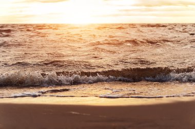 dalga okyanus sunset bulvarında sıçramasına. doğal vintage yaz arka plan