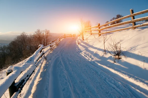 農村冬道が雪で覆われて 自然の背景 — ストック写真