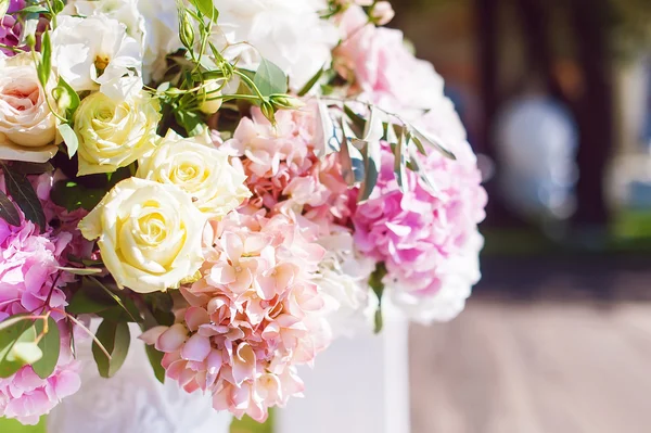 Décoration de mariage avec des fleurs — Photo