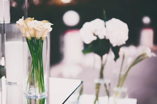 Décoration de mariage avec des fleurs — Photo