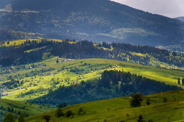 Doğal yaz kırsal manzara mavi bulutlu gökyüzü ve dağ ile — Stok fotoğraf