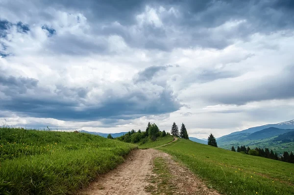 Landelijke natuurlijke zomer landschap met blauwe bewolkte hemel en berg — Stockfoto