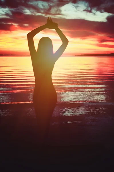 일몰 열 대 해변에서 아름 다운 젊은 여자의 실루엣 — 스톡 사진