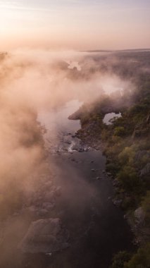 Sisli sabah nehri ve renkli ağaçların muhteşem hava manzarası. İHA atışı