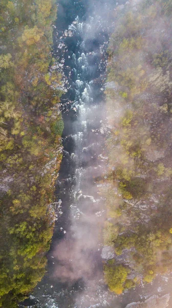 霧の多い朝の川とカラフルな木々の素晴らしい空中ビュー ドローンは — ストック写真