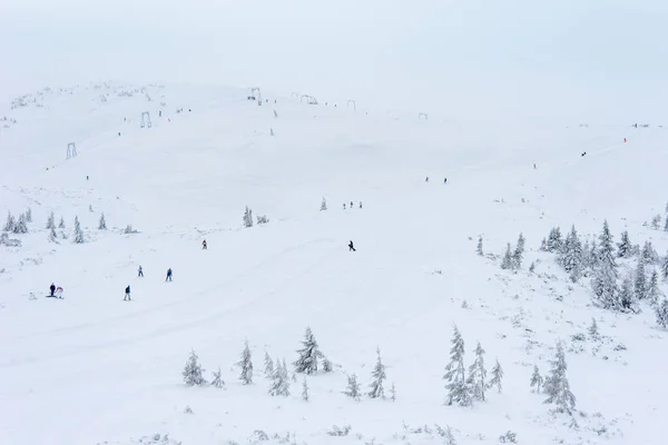 Harika Bir Kış Manzarası Karla Kaplı Dağlar Mavi Bulutlu Gökyüzü — Stok fotoğraf