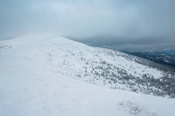 Incrível Paisagem Inverno Montanhas Cobertas Neve Céu Azul Nublado — Fotografia de Stock