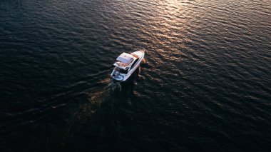 Lüks bir yat açık denizde yüzüyor. Hava manzaralı. İHA atışı. metin için boşluk olan resim