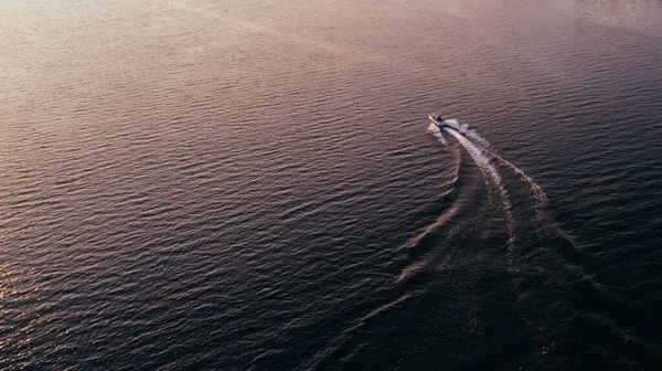 Luksusowy Jacht Żeglarski Otwartym Morzu Widok Powietrza Strzał Drona Obraz — Zdjęcie stockowe