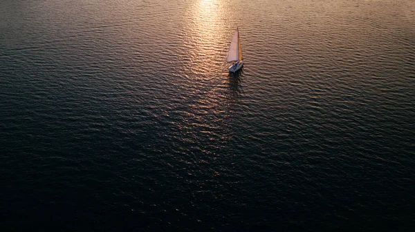 Yacht Luxe Naviguant Sur Mer Ouverte Vue Aérienne Coup Drone — Photo