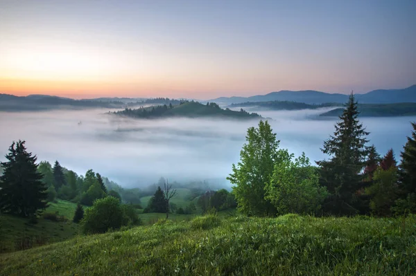 Prachtig Uitzicht Met Hoog Bergdorp Aan Horizon Mist Zomer Landschap — Stockfoto