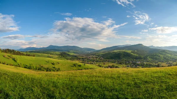 Vue Imprenable Avec Village Haute Montagne Horizon Ciel Nuageux Bleu — Photo