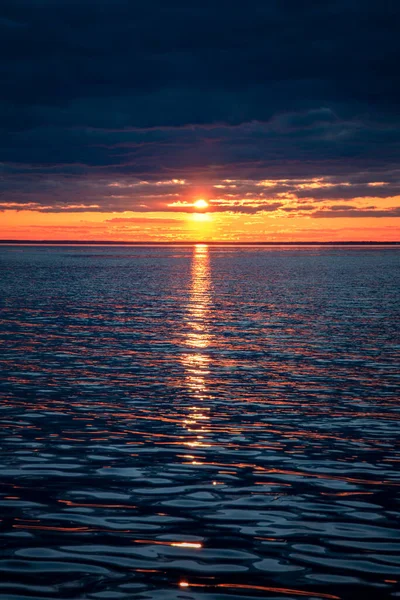 Καταπληκτικό Ηλιοβασίλεμα Πάνω Από Θάλασσα Καλοκαιρινή Θαλασσογραφία Φυσικό Υπόβαθρο — Φωτογραφία Αρχείου