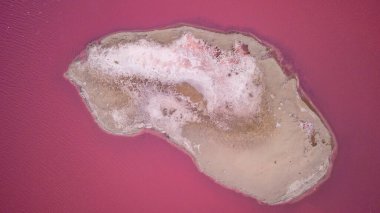 Ukrayna 'daki Pembe Tuz Gölü manzarası. Kırmızı pigmentli bir yosunun alışılmadık rengi. İnanılmaz deniz manzarası.